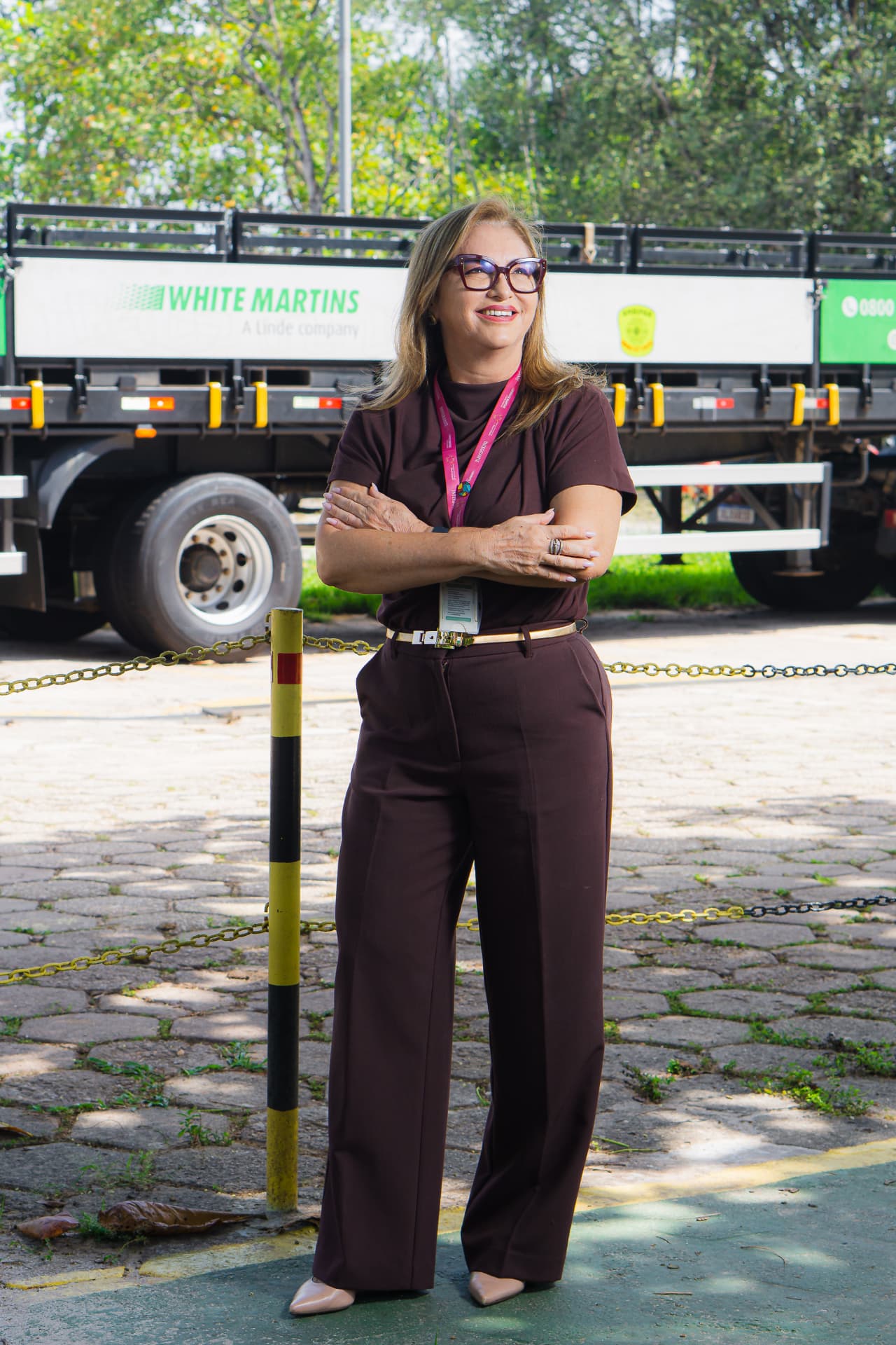Retrato corporativo externo de mulher com os braços cruzados